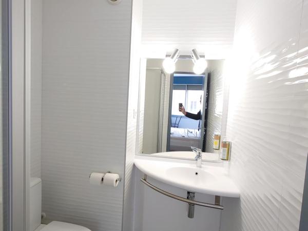 greet hotel Grenoble Centre Gare : photo 3 de la chambre chambre familiale pop (4 personnes)