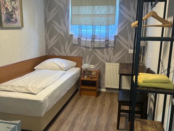 Hotel Pirol : photo 1 de la chambre chambre simple avec toilettes et douche communes