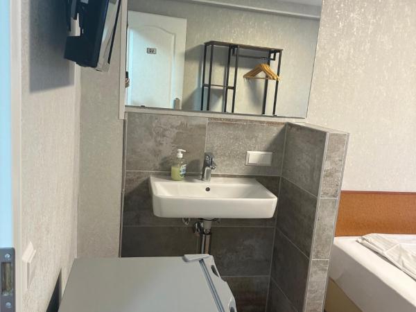 Hotel Pirol : photo 2 de la chambre chambre simple avec toilettes et douche communes