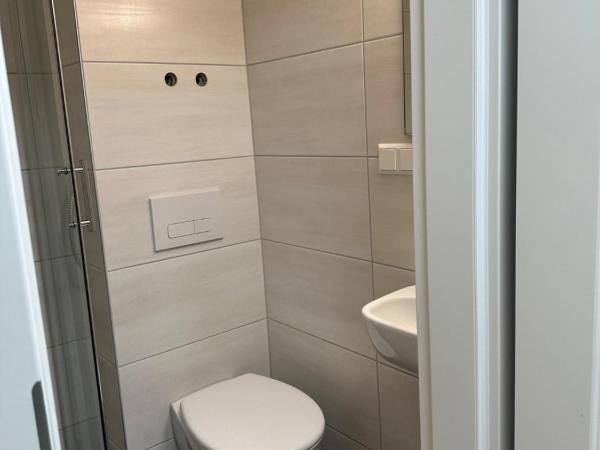 Hotel Pirol : photo 3 de la chambre chambre simple avec toilettes et douche communes