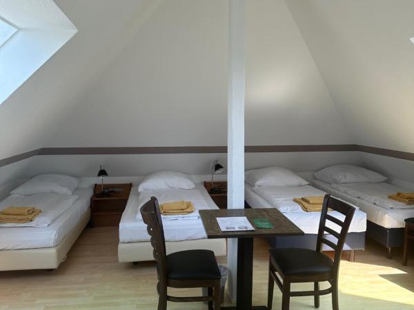 Hotel Pirol : photo 1 de la chambre chambre quadruple avec salle de bains commune