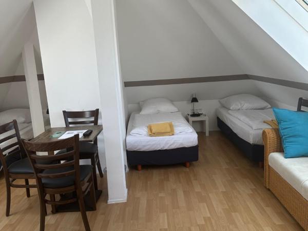 Hotel Pirol : photo 3 de la chambre chambre quadruple avec salle de bains commune