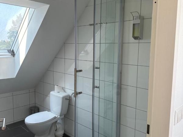 Hotel Pirol : photo 6 de la chambre chambre quadruple avec salle de bains commune