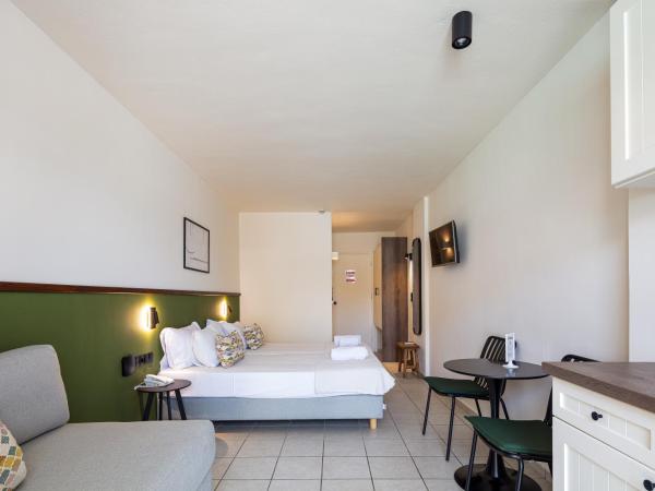 Aristea Hotel : photo 6 de la chambre studio supérieur - vue latérale sur mer