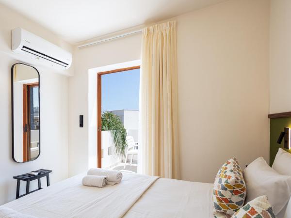 Aristea Hotel : photo 7 de la chambre appartement supérieur - vue latérale sur mer