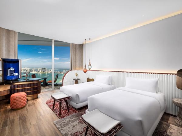 W Dubai - Mina Seyahi, Adults Only : photo 1 de la chambre hébergement merveilleux lits jumeaux avec balcon - vue sur mer