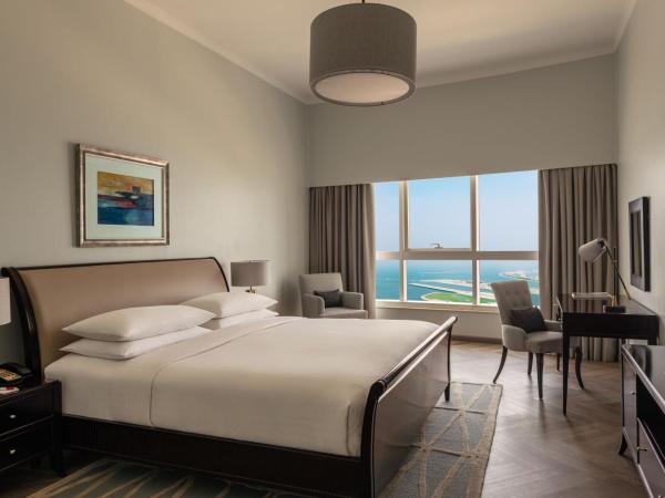 Dubai Marriott Harbour Hotel And Suites : photo 4 de la chambre renovated, two bedroom sea view with balcony, 1 king and 2 twin