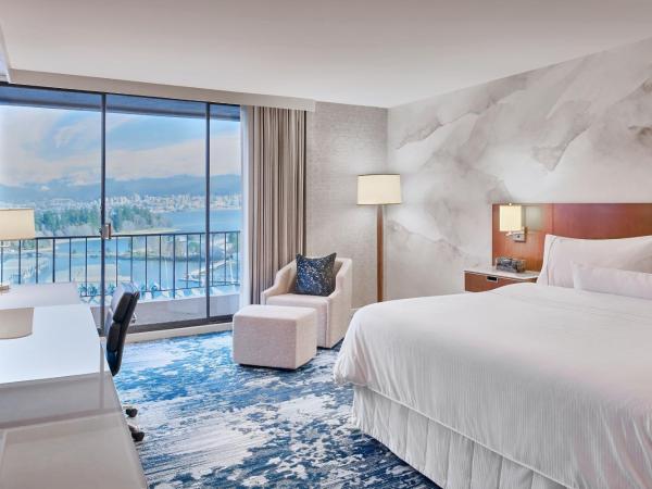 The Westin Bayshore, Vancouver : photo 2 de la chambre suite panoramique avec 1 chambre lit king-size et canapé-lit - vue sur port et montagne