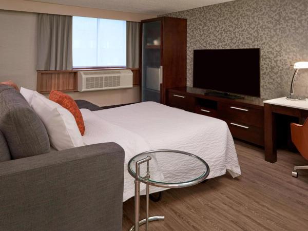 Fairfield Inn by Marriott Montreal Downtown : photo 3 de la chambre suite lit king-size exécutive avec canapé-lit