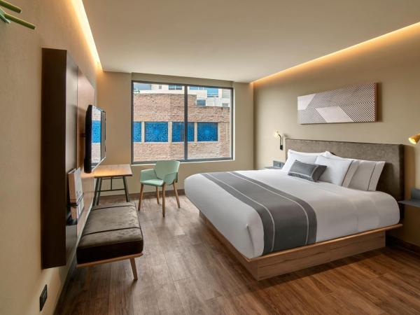 City Express Plus by Marriott Ciudad de Mexico Interlomas : photo 1 de la chambre suite lit king-size avec canapé-lit et balcon