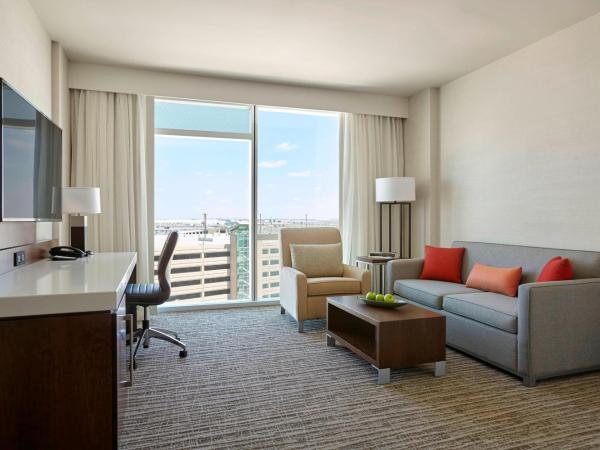 Calgary Airport Marriott In-Terminal Hotel : photo 2 de la chambre suite 1 chambre lit king-size