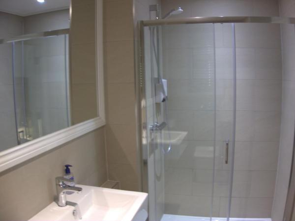 Abbey Point Hotel : photo 4 de la chambre chambre lit king-size - vue sur ville