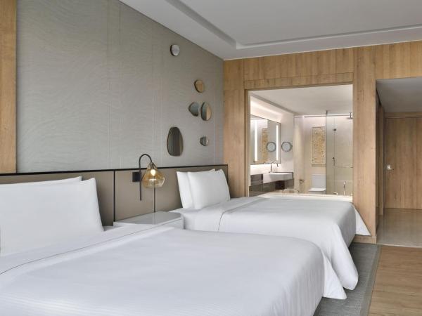 The Westin Mumbai Powai Lake : photo 8 de la chambre larger guest 2 double bed room- lake view