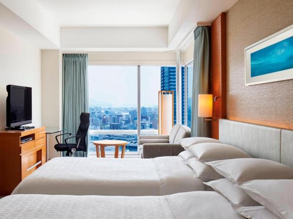 Sheraton Grand Hiroshima Hotel : photo 2 de la chambre chambre d’angle deluxe avec 2 lits doubles - vue sur ville