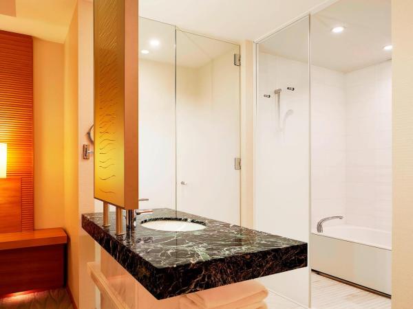 Sheraton Grand Hiroshima Hotel : photo 7 de la chambre chambre deluxe avec lit king-size - vue sur ville