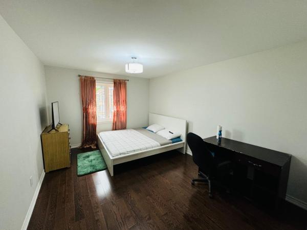 Private room with private washroom : photo 1 de la chambre chambre familiale avec salle de bains privative