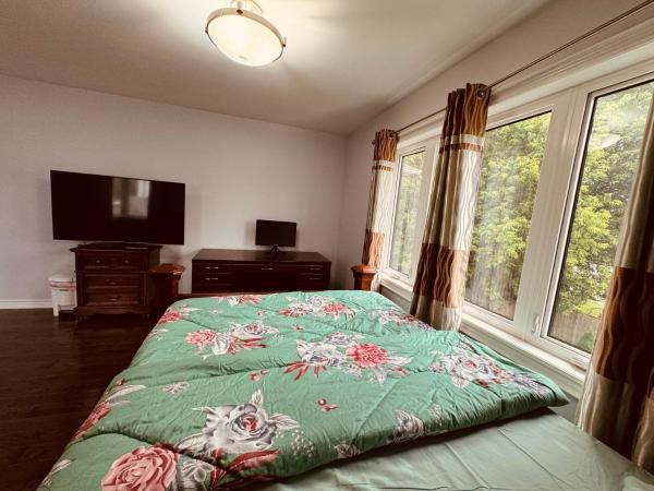 Private room with private washroom : photo 3 de la chambre chambre familiale avec salle de bains privative