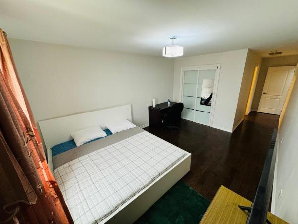 Private room with private washroom : photo 5 de la chambre chambre familiale avec salle de bains privative