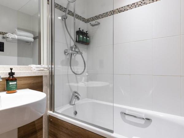 voco Oxford Thames, an IHG Hotel : photo 10 de la chambre chambre lit king-size premium avec baignoire/douche combinées