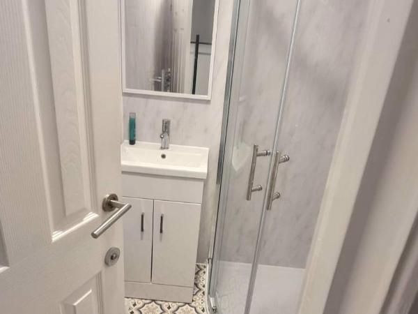 London En-suite Double Rooms - Leytonstone E11 : photo 2 de la chambre chambre double avec salle de bains privative