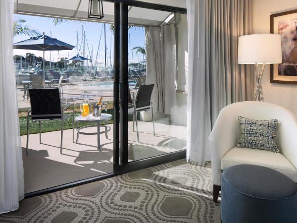 Marina del Rey Hotel : photo 3 de la chambre chambre lit king-size - vue sur port de plaisance