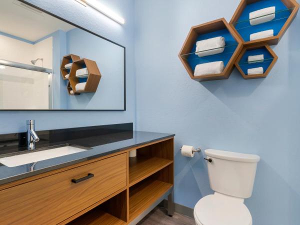 HomeTowne Studios by Red Roof Tampa - Airport : photo 4 de la chambre studio lit queen-size - non-fumeurs