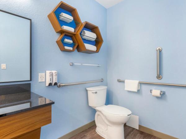 HomeTowne Studios by Red Roof Tampa - Airport : photo 4 de la chambre studio avec 2 lits queen-size - accessible aux personnes à mobilité réduite - non-fumeurs