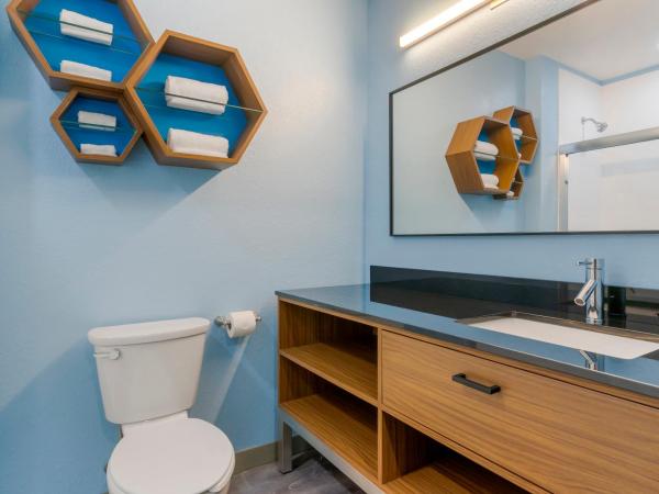 HomeTowne Studios by Red Roof Tampa - Airport : photo 5 de la chambre larger studio room with two queen beds non-smoking