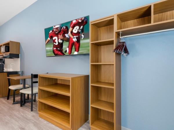 HomeTowne Studios by Red Roof Tampa - Airport : photo 6 de la chambre studio avec 2 lits queen-size - accessible aux personnes à mobilité réduite - non-fumeurs