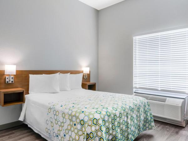 HomeTowne Studios by Red Roof Tampa - Airport : photo 8 de la chambre studio queen room disability access roll-in shower non-smoking