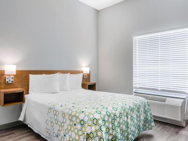 HomeTowne Studios by Red Roof Tampa - Airport : photo 3 de la chambre studio queen room disability access roll-in shower non-smoking