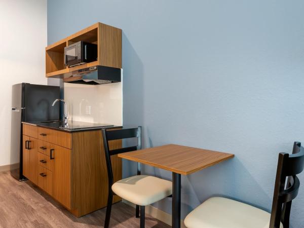 HomeTowne Studios by Red Roof Tampa - Airport : photo 7 de la chambre studio lit queen-size - non-fumeurs