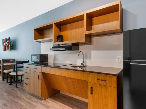 HomeTowne Studios by Red Roof Tampa - Airport : photo 9 de la chambre studio queen room disability access roll-in shower non-smoking