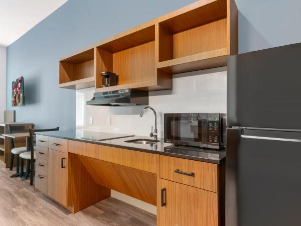 HomeTowne Studios by Red Roof Tampa - Airport : photo 10 de la chambre studio avec 2 lits queen-size - non-fumeurs