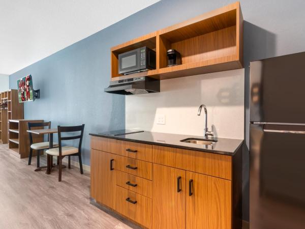 HomeTowne Studios by Red Roof Tampa - Airport : photo 9 de la chambre chambre studio lit queen-size - accessible aux personnes à mobilité réduite - non-fumeurs