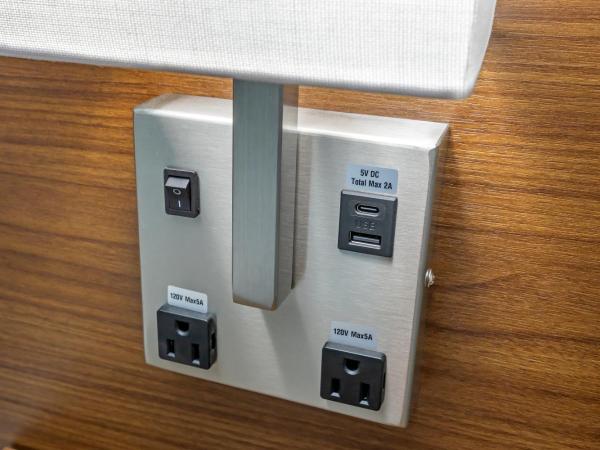 HomeTowne Studios by Red Roof Tampa - Airport : photo 10 de la chambre chambre studio lit queen-size - accessible aux personnes à mobilité réduite - non-fumeurs