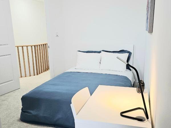 CEDAR Private Room with Balcony and Bathrooms in the Centre of Toronto ON Canada : photo 6 de la chambre chambre double avec balcon