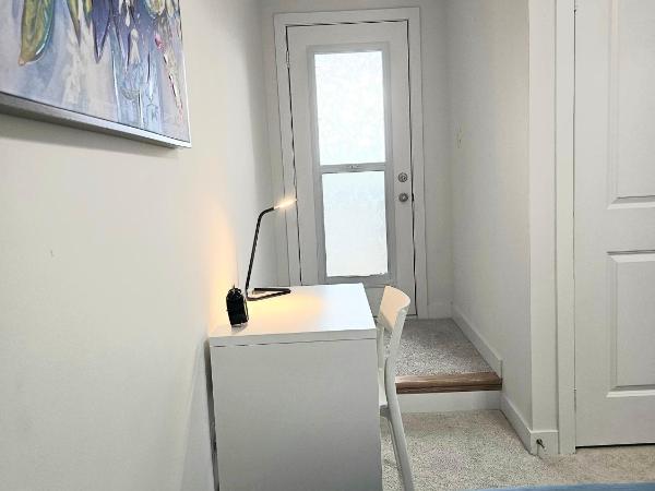 CEDAR Private Room with Balcony and Bathrooms in the Centre of Toronto ON Canada : photo 7 de la chambre chambre double avec balcon