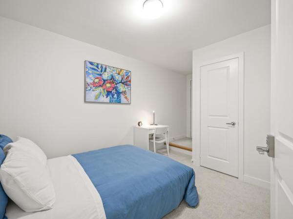 CEDAR Private Room with Balcony and Bathrooms in the Centre of Toronto ON Canada : photo 1 de la chambre chambre double avec balcon