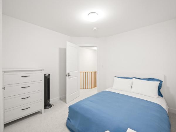 CEDAR Private Room with Balcony and Bathrooms in the Centre of Toronto ON Canada : photo 2 de la chambre chambre double avec balcon