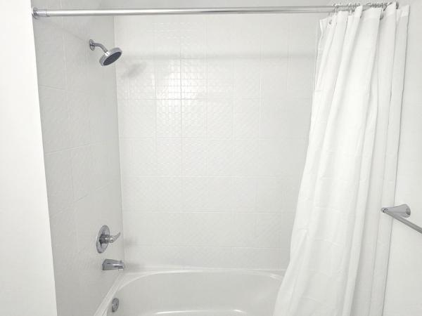 CEDAR Private Room with Balcony and Bathrooms in the Centre of Toronto ON Canada : photo 10 de la chambre chambre double avec balcon