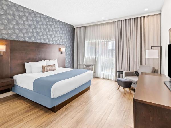Best Western Plus Montreal East : photo 1 de la chambre chambre lit king-size avec douche accessible en fauteuil roulant - adaptée aux personnes à mobilité réduite