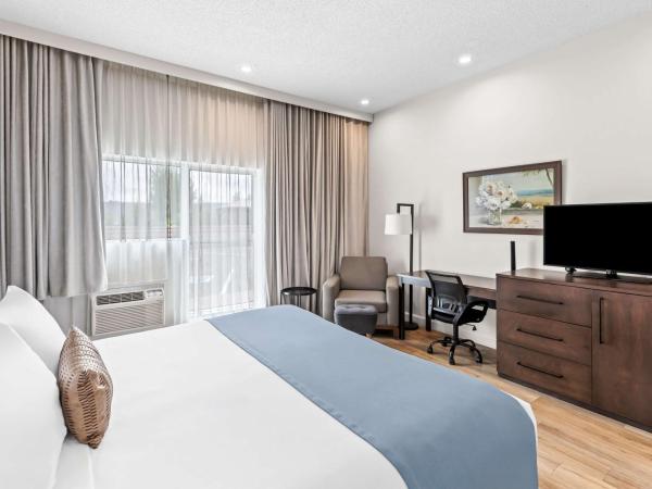 Best Western Plus Montreal East : photo 2 de la chambre chambre lit king-size avec douche accessible en fauteuil roulant - adaptée aux personnes à mobilité réduite