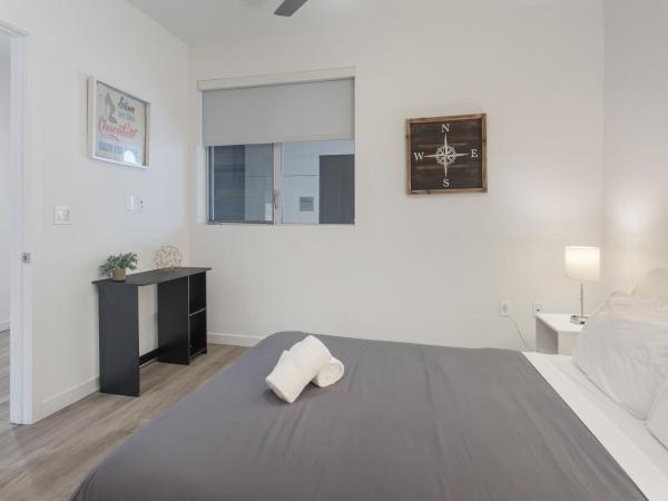 Santa Monica Mid-City 2Bedroom Pool & Parking : photo 2 de la chambre chambre double avec balcon
