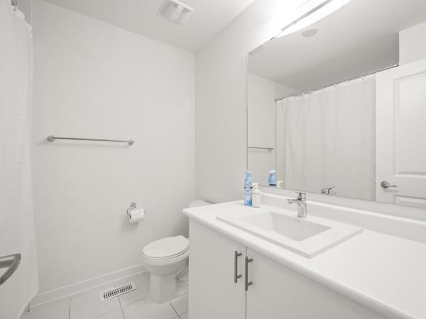 PINE BrandNew Private Room with Shared Bathroom in the centre of Toronto ON Canada : photo 9 de la chambre chambre lits jumeaux avec salle de bains commune