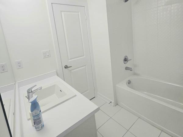 PINE BrandNew Private Room with Shared Bathroom in the centre of Toronto ON Canada : photo 10 de la chambre chambre lits jumeaux avec salle de bains commune