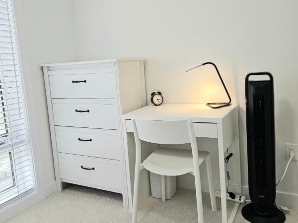 PINE BrandNew Private Room with Shared Bathroom in the centre of Toronto ON Canada : photo 6 de la chambre chambre lits jumeaux avec salle de bains commune