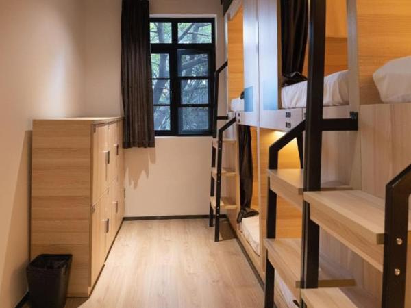 Chongqing Desti Youth Park Hostel People's Liberation Monument : photo 2 de la chambre bed in 6-beds male dormitory room