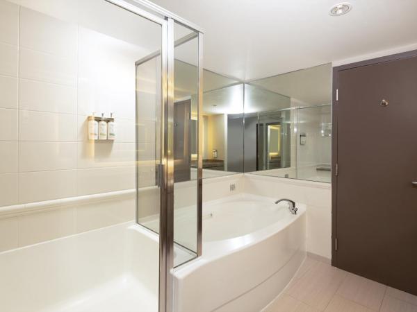 Holiday Inn Vancouver Airport Richmond, an IHG Hotel : photo 1 de la chambre suite lit king-size avec canapé-lit