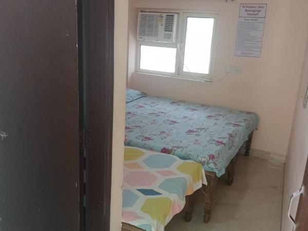 Ever Green Guest House Travel PG : photo 1 de la chambre chambre triple avec salle de bains privative